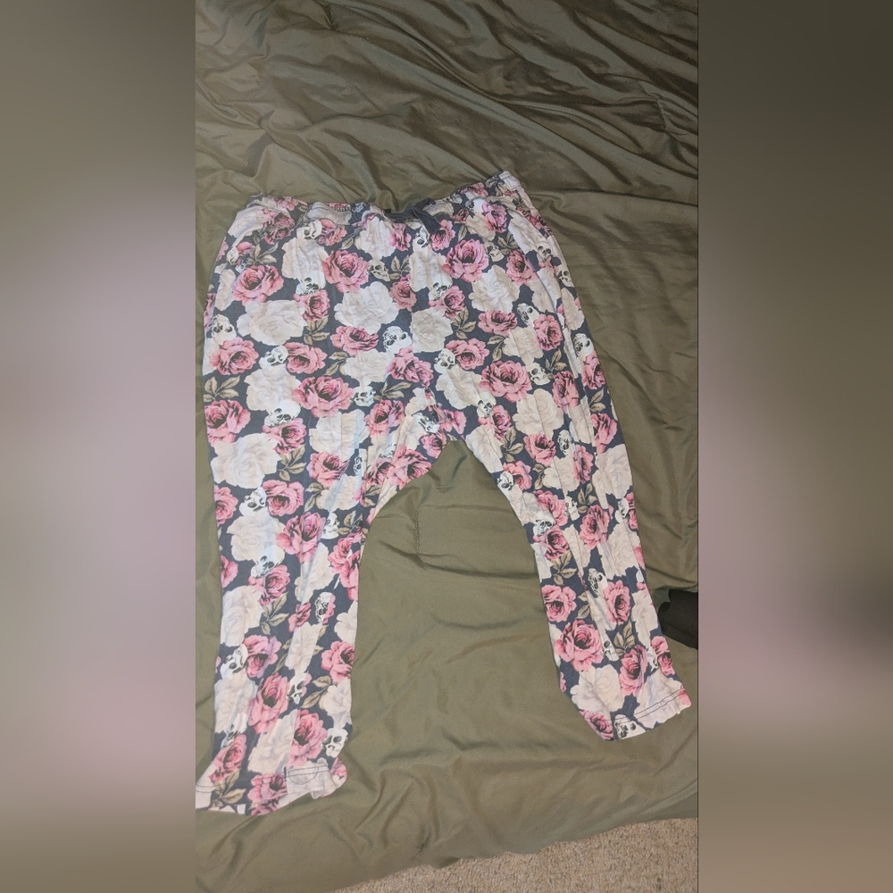Torrid Pink and White Floral Print With Skulls Sleep Drawstring Capris Pants
